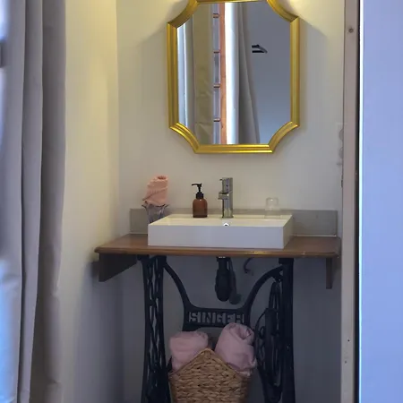 Aux Deux Lys Bed & Breakfast *