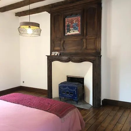 Aux Deux Lys Bed & Breakfast Plazac