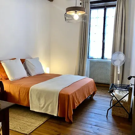 Aux Deux Lys Bed and breakfast Plazac