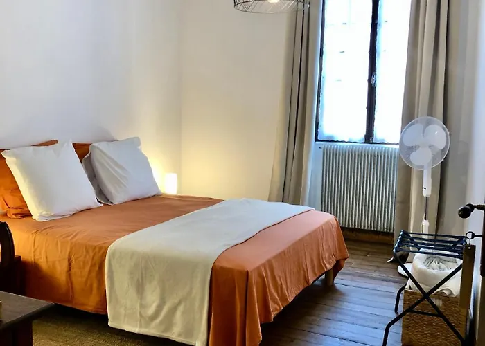 Aux Deux Lys Bed & Breakfast Plazac